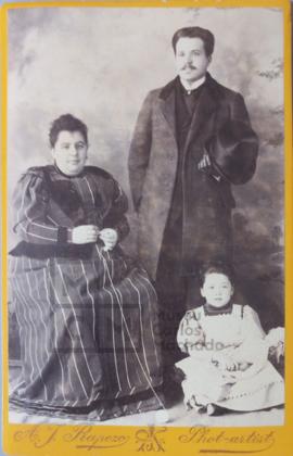 "Anica do Canto e marido Filomeno Bicudo e sobrinha Maria Helena Bicudo"