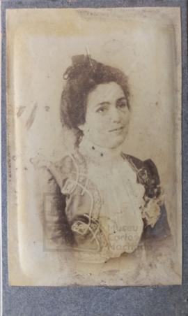 "Mulher do Eugénio Pacheco, filho da Tia Emília"