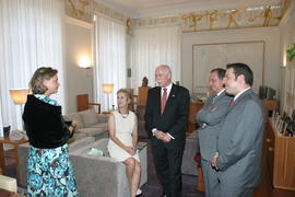 O presidente do Governo Regional sua esposa e seu filho, com o Xerife do Condado de Bristol, Thom...