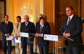 O presidente do Governo Regional e o presidente da Câmara do Comércio e Indústria de Ponta Delgad...