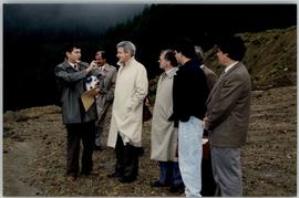 O Presidente do Governo Regional, João Bosco Mota Amaral, visitando a área à volta do Furo Geotér...