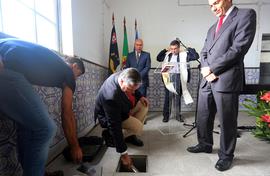 O Presidente do Governo coloca a cápsula do tempo, na cerimónia de lançamento da Primeira Pedra d...