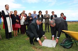 O Presidente do Governo Regional em conjunto com o Presidente da Junta de Freguesia da Maia, sela...