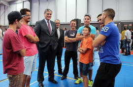 O presidente do Governo Regional interagindo com os jovens desportistas, aquando da inauguração d...