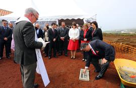 O Presidente do Governo Regional coloca a cápsula do tempo, na cerimónia de lançamento da Primeir...