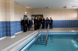 O Presidente do Governo, Vasco Cordeiro, visita o interior das instalações, aquando, das obra de ...