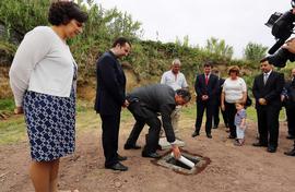 O Presidente do Governo colocando a cápsula do tempo, na cerimónia de lançamento da Primeira Pedr...