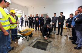 O Presidente do Governo Regional lança a primeira pedra fundamental, da obra de lançamento da Pri...