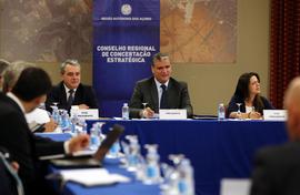 O presidente do Governo Regional e o Vice-Presidente do Governo na reunião do Conselho Regional d...