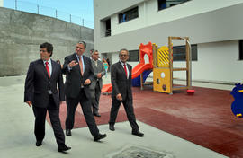 Visita às áreas exteriores do edifício da  Escola da Ponta da Ilha