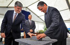 O Presidente do Governo, acompanhado pelo Secretário Regional da Saúde, no lançamento da pedra fu...