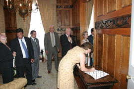Assinatura no livro de honra, no Palácio de Sant’Ana