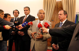 O Secretário-Geral do PS, António Costa, em declarações aos meios de comunicação social