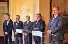 O presidente do Governo Regional e o presidente da Direção da Federação Agrícola dos Açores, em d...