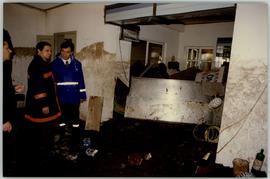 Estragos causados pelo temporal no interior de um estabelecimento comercial, na Vila da Povoação