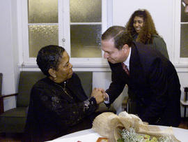 O Presidente do Governo Regional dos Açores, Carlos César, cumprimenta a cantora Cesária Évora