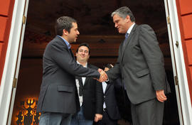 Secretário-geral da Juventude Socialista, João Torres, despede-se do presidente do Governo Region...