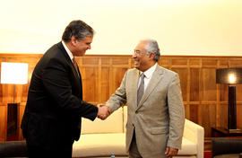 O presidente do Governo Regional, Vasco Cordeiro, despede-se do Secretário-Geral do PS, António C...