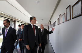 O presidente do Governo Regional acompanhado pelo Diretor da escola, visitam as instalações da EP...