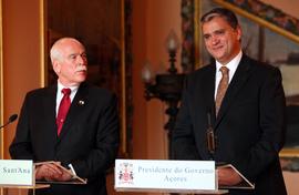 O presidente do Governo Regional e o Xerife de Bristol em declarações aos orgãos de Comunicação S...