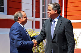 O lider da candidatura do PS pelo círculo eleitoral dos Açores, Carlos César, despede-se do presi...