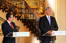 O presidente do Governo Regional e o presidente da Associação Nacional de Municípios Portugueses ...