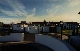 Imagem panorâmica do edifício da Escola Secundária das Laranjeiras