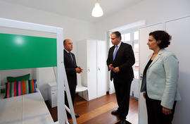 O Presidente do Governo Regional visita os quartos das instalações do Centro de Alojamento Tempor...