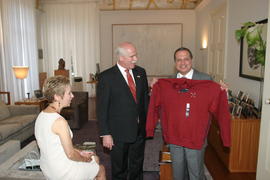 Camisola oferecida ao Presidente do Governo Regional pelo Sheriff de Bristol, Thomas Hodgson
