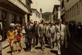 Visita do Primeiro Ministro, Francisco Pinto Balsemão, a Vila Franca do Campo - passeio nas ruas ...