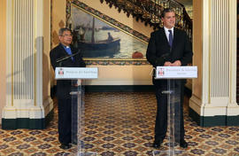 O presidente do Governo Regional e o Bispo de Dili,  D. Ximenes Belo, em declarações aos meios de...