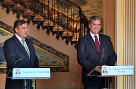 O presidente do Governo Regional e o presidente da Direção da Associação de Emigrantes Açorianos,...
