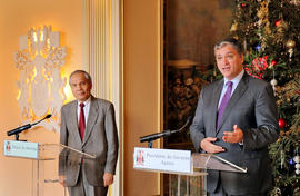 O presidente do Governo Regional e o Embaixador da República da Indonésia em Portugal em declaraç...