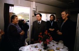 Visita de Maria José Rita a uma habitação na freguesia da Ribeira Quente