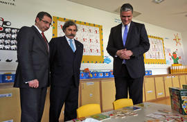 Visita guiada pelas instalações do Jardim-Escola João de Deus, esteve o diretor da escola, o pres...