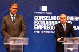 O presidente do Governo e o Vice-Presidente do Governo Regional na sala de Imprensa do Palácio da...
