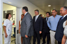 O Presidente do Governo Regional, cumprimenta os profissionais de saúde, do Novo Centro de Saúde ...