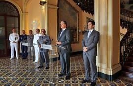 O presidente do Governo Regional e o representante do Curso de Promoção a Oficial General do Inst...