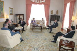 Apresentação de cumprimentos do Congressista Barney Frank ao chefe do executivo regional, Carlos ...