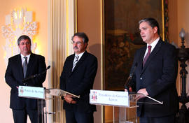 O presidente do Governo Regional e o Provedor da Mesa da Irmandade do Senhor Santo Cristo dos Mil...