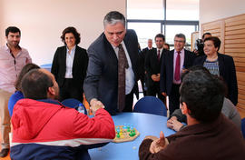 Presidente do Governo acompanhado pela Secretária Regional da Solidariedade Social, cumprimenta o...