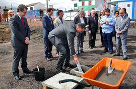 O Presidente do Governo Regional coloca a cápsula do tempo, na cerimónia de lançamento da obra de...