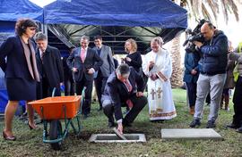 O Presidente do Governo coloca a cápsula do tempo, na cerimónia de lançamento da Primeira Pedra d...