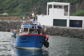 O Presidente do Governo Regional, Carlos César, acompanhado pela sua esposa, Luísa César, a bordo...