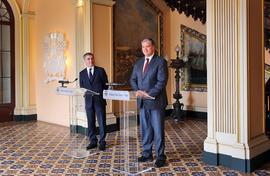 O presidente do Governo Regional e o diretor Nacional do SEF, António Beça Pereira, em declaraçõe...