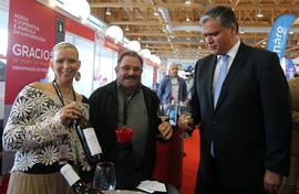 O Presidente do Governo Regional visita o expositor da Adega Coorporativa e Agrícola da Ilha Grac...