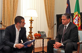 Pedro Pauleta, da Direção da Fundação Pauleta em audiência, com o presidente do Governo Regional