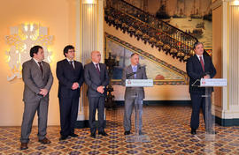 O presidente do Governo Regional e os membros do Conselho de Administração da - AMRAA, em declara...
