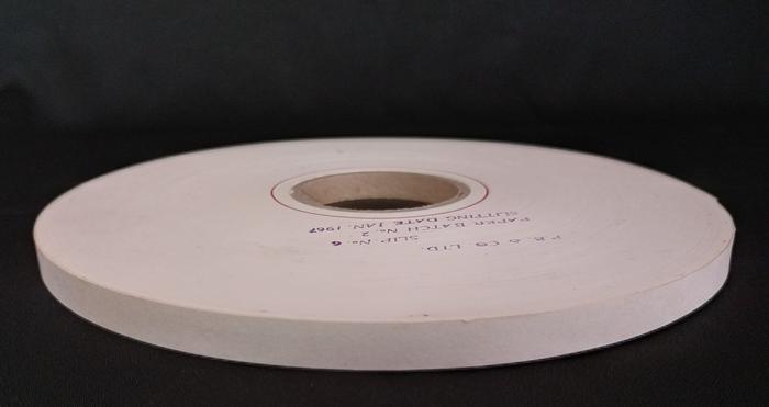 Rolo de fita de papel gomado