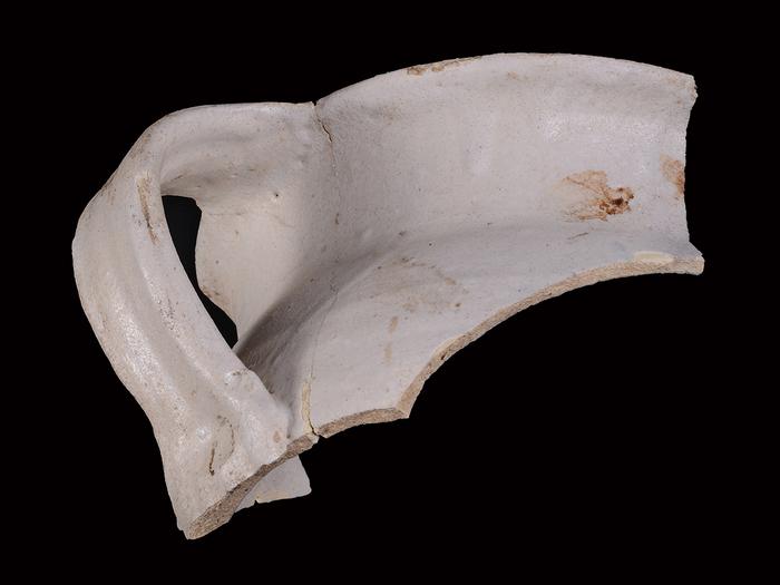 Fragmento de bordo e asa de vaso de noite